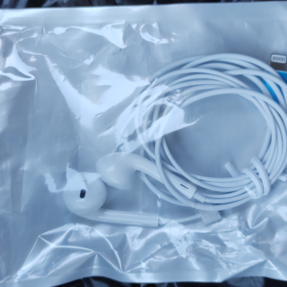 Iphone Earbuds plug and play headphones.